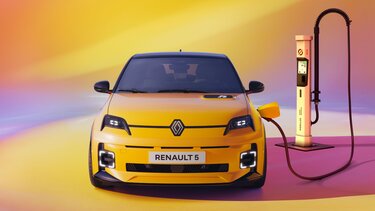 Renault 5 E-Tech electrico cargando en un poste publico ayudas Plan Auto mas valverdefuturecar
