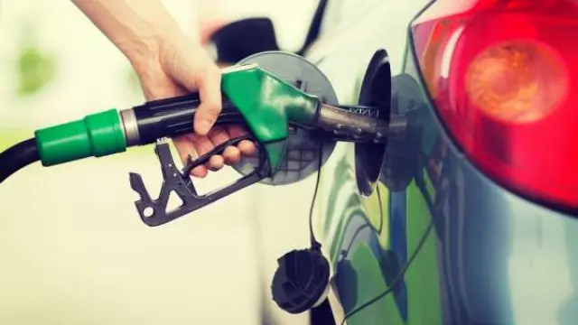 Repostando carburante en una estación de servicio para ahorrar combustible