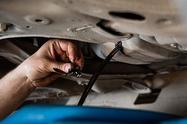 Por qué el mantenimiento oficial está matando tu motor en silencio. ¿Cada cuanto cambiar el aceite del coche? (Olvida los 30.000 km).