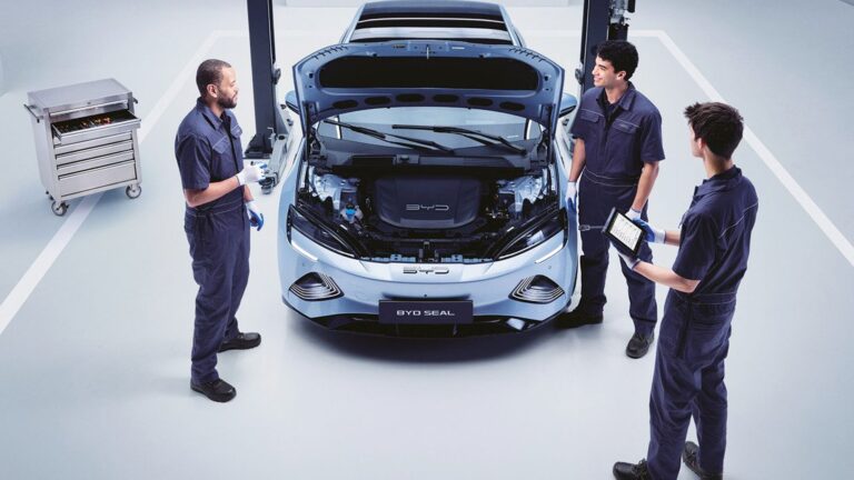 Coche eléctrico BYD en un elevador dentro de un taller oficial revisando el servicio postventa en España