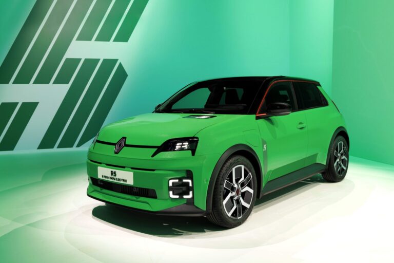 Renault 5 E-Tech electrico verde